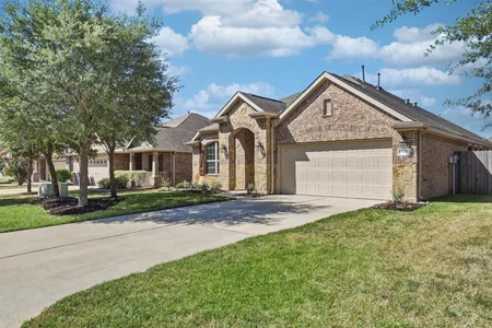 637 Maple Point Drive East, Conroe, TX 77301