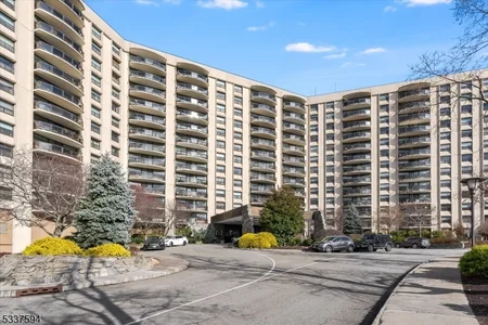 Unit for sale at 2 Claridge Dr, Verona Twp., NJ 07044-3025