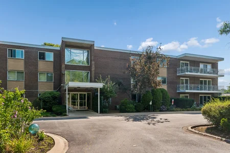Unit for sale at 200 Deborah Lane, Wheeling, IL 60090