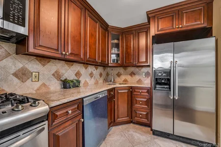 Unit for sale at 44 Terrace Circle, North Hempstead, NY 11021
