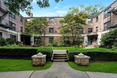 Unit for sale at 1 terrace Circle, North Hempstead, NY 11021