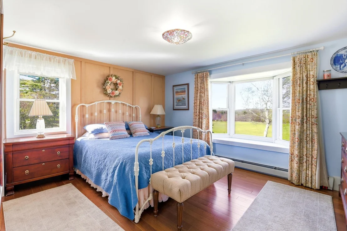 Photo of 557 South Barnstead