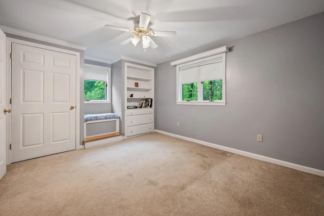 Photo of 100 Colonial