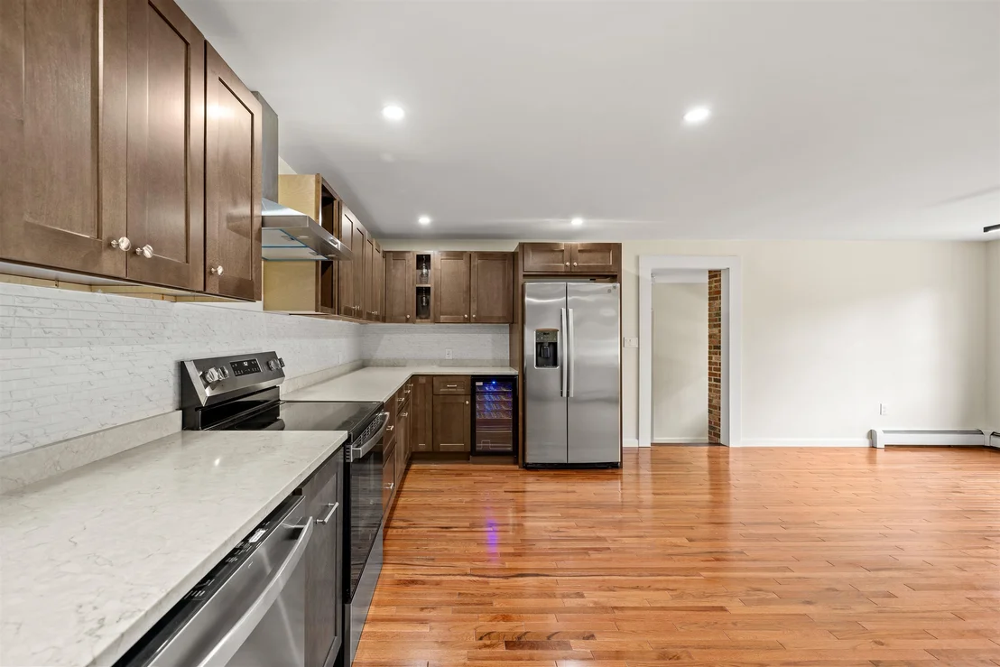Photo of 6 Colonial