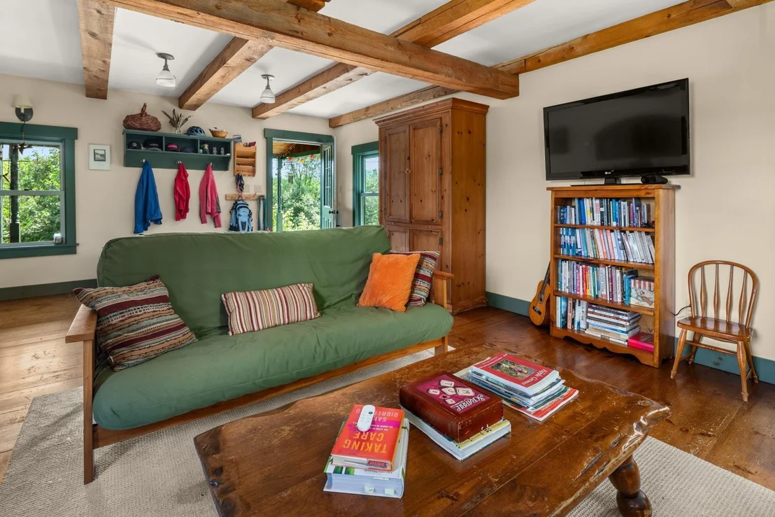 Photo of 1076 Brown Hill