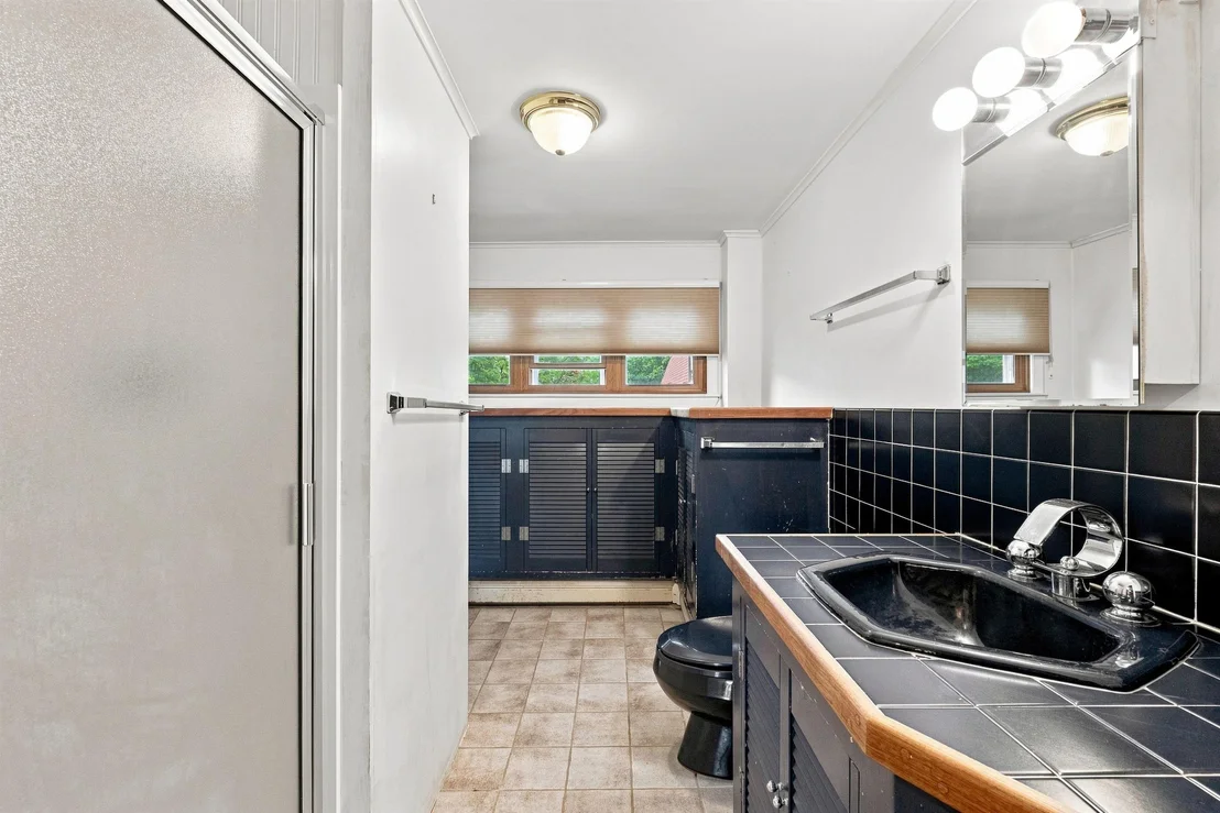 Photo of 580 Middle