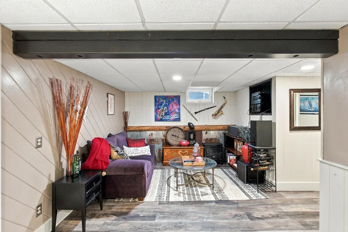 Photo of 9 Holt