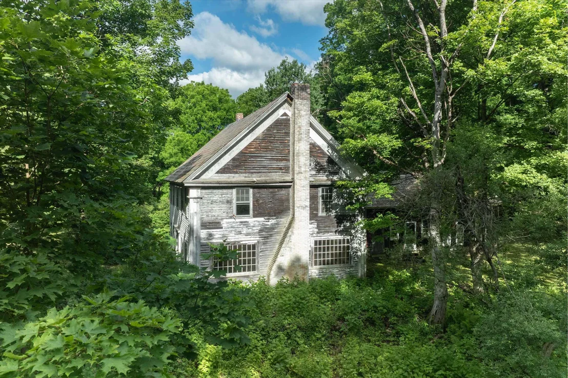 Photo of 225 River Road South