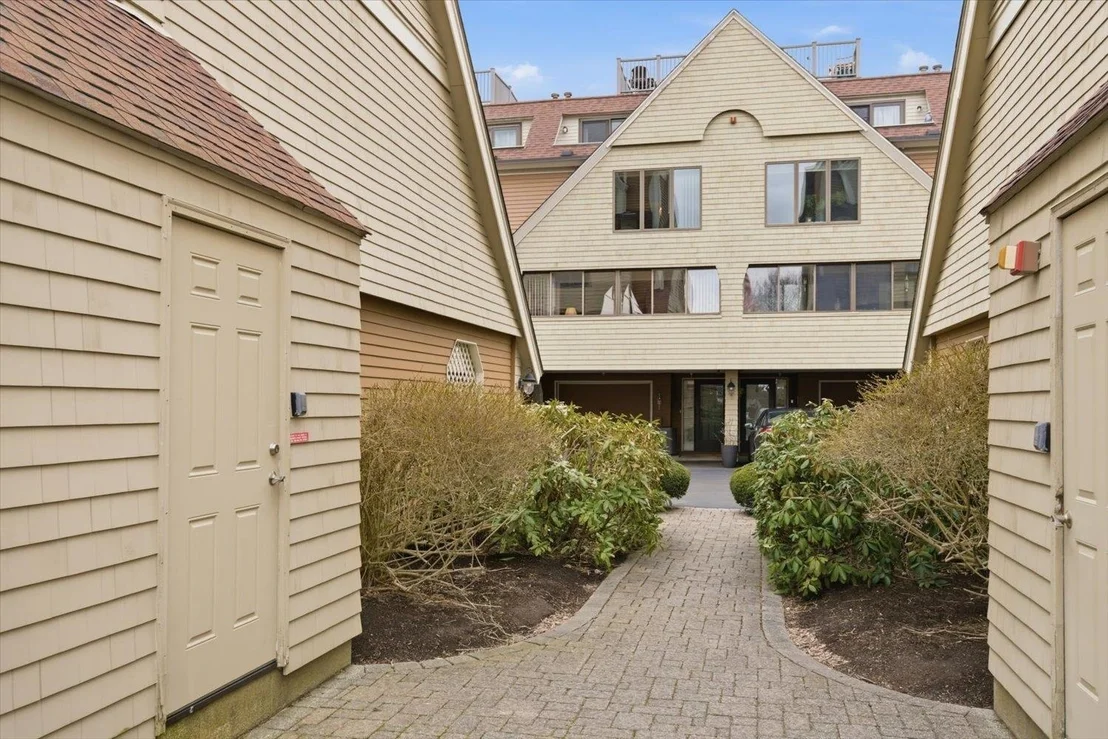Photo of Unit 8 at 989 Ocean