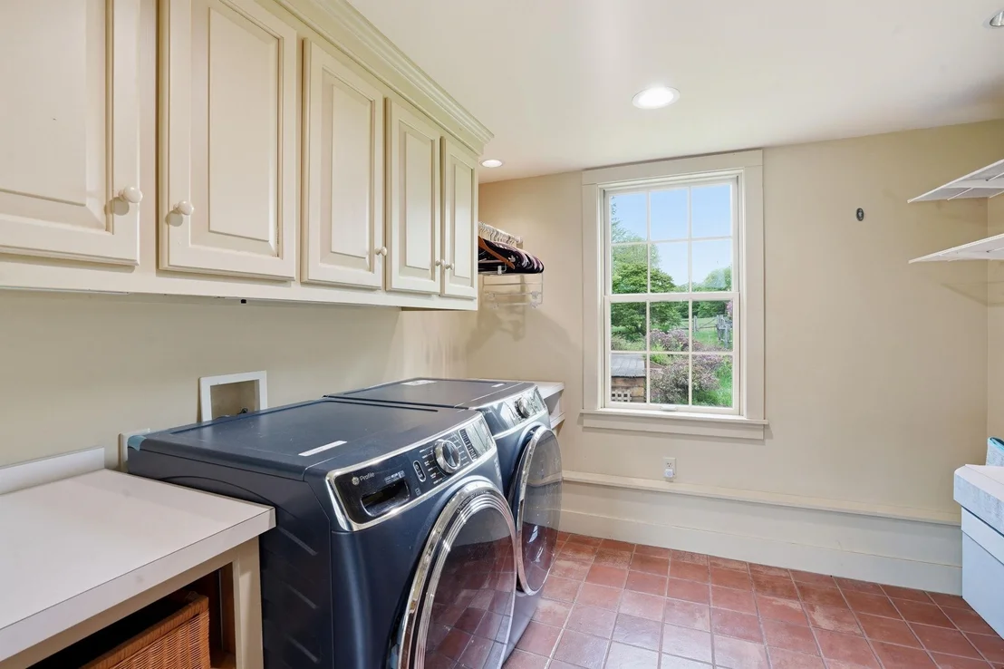 Photo of 515 E Surry