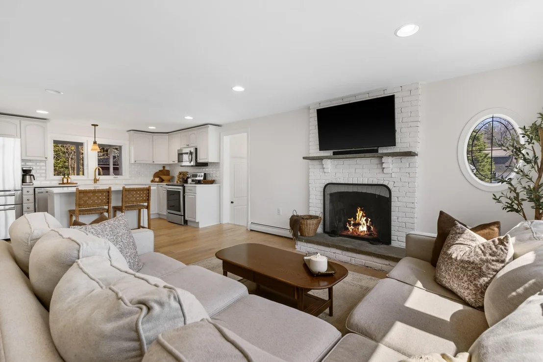 Photo of 8 Warner
