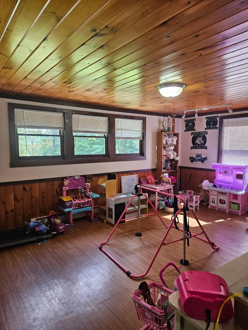 Photo of 731 Howard Hill