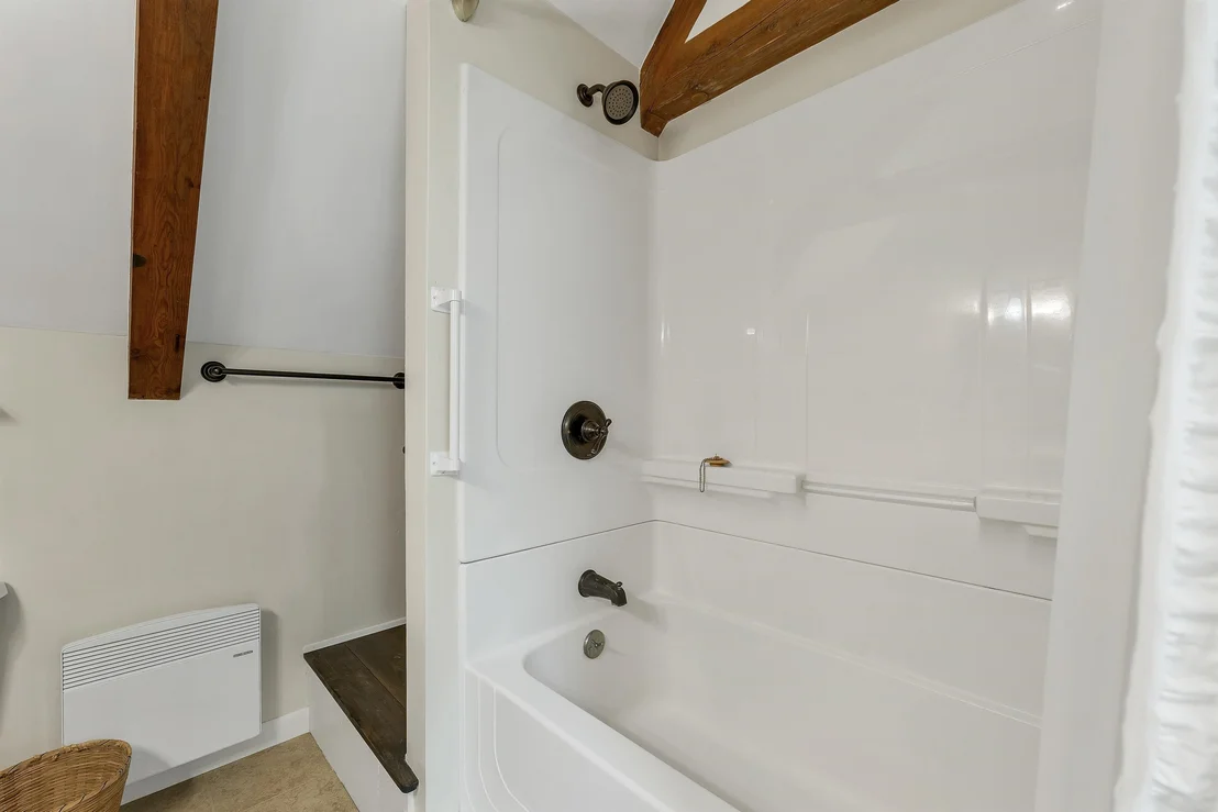 Photo of 370 Hawk Pine