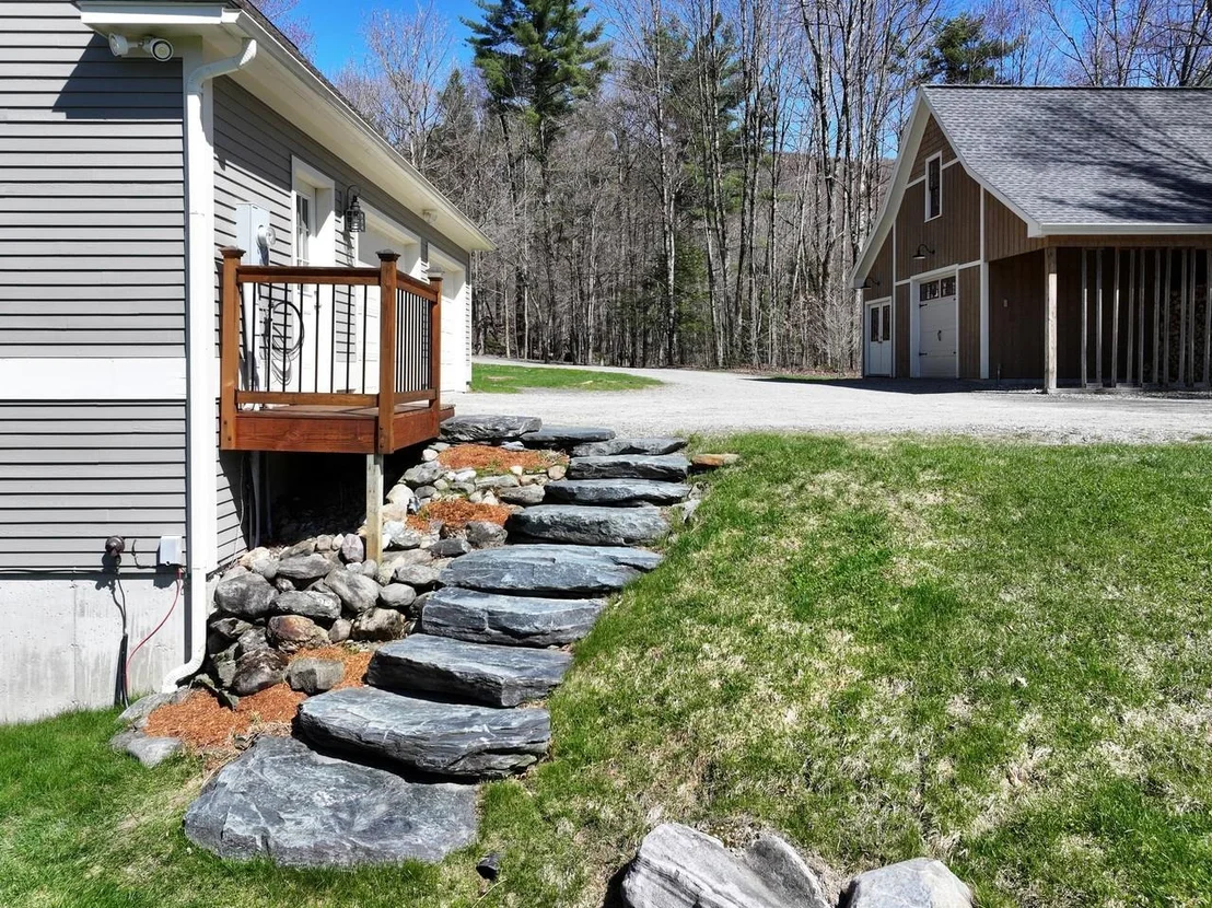 Photo of 880 Stonefence