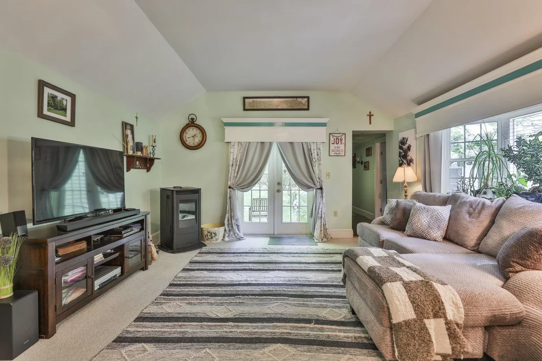 Photo of 8 Putnam Hill