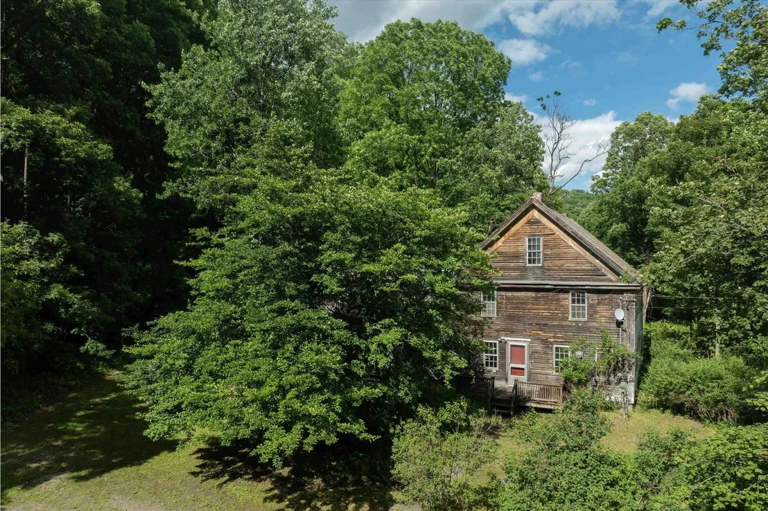 Photo of 225 River Road South