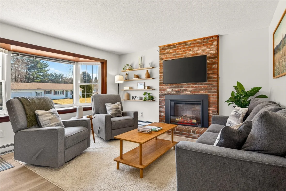 Photo of 681 Colonial