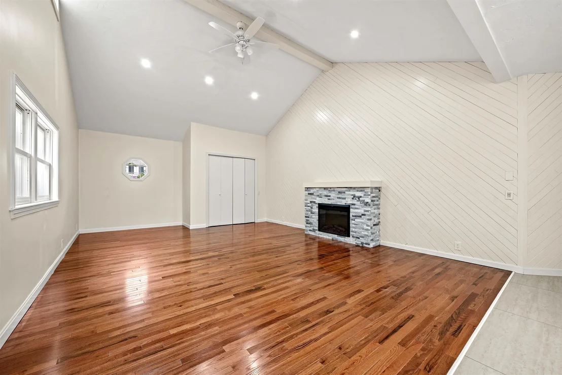 Photo of 6 Colonial