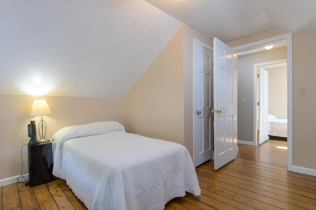 Photo of 2291 Bronson