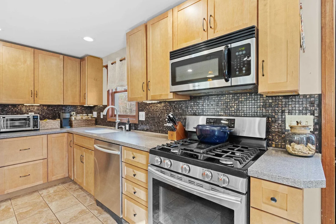 Photo of 345 Davison