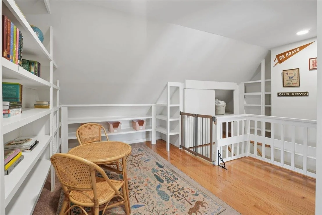 Photo of 102 East Broadway