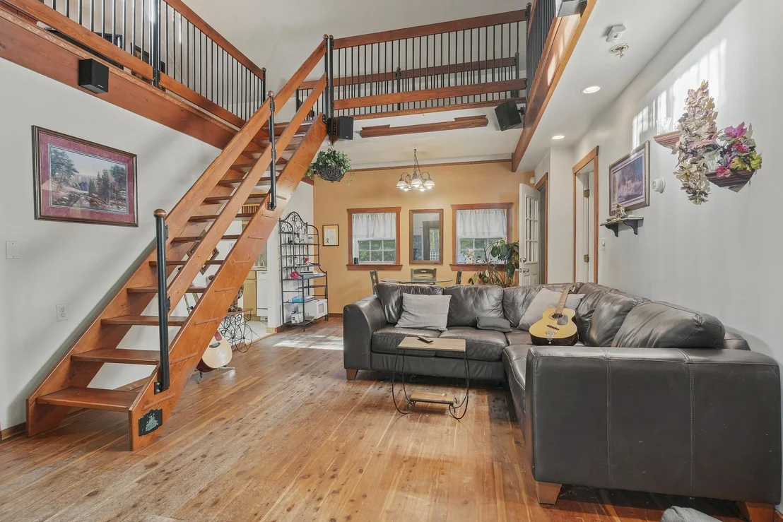 Photo of 328 Spring