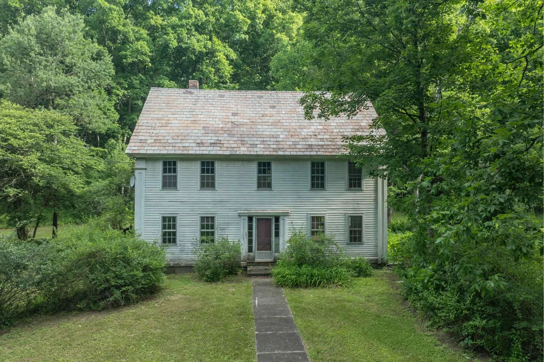 Photo of 225 River Road South