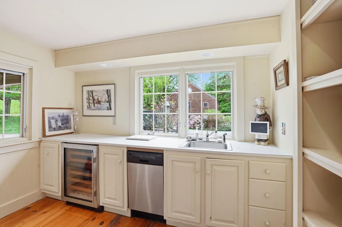 Photo of 515 E Surry