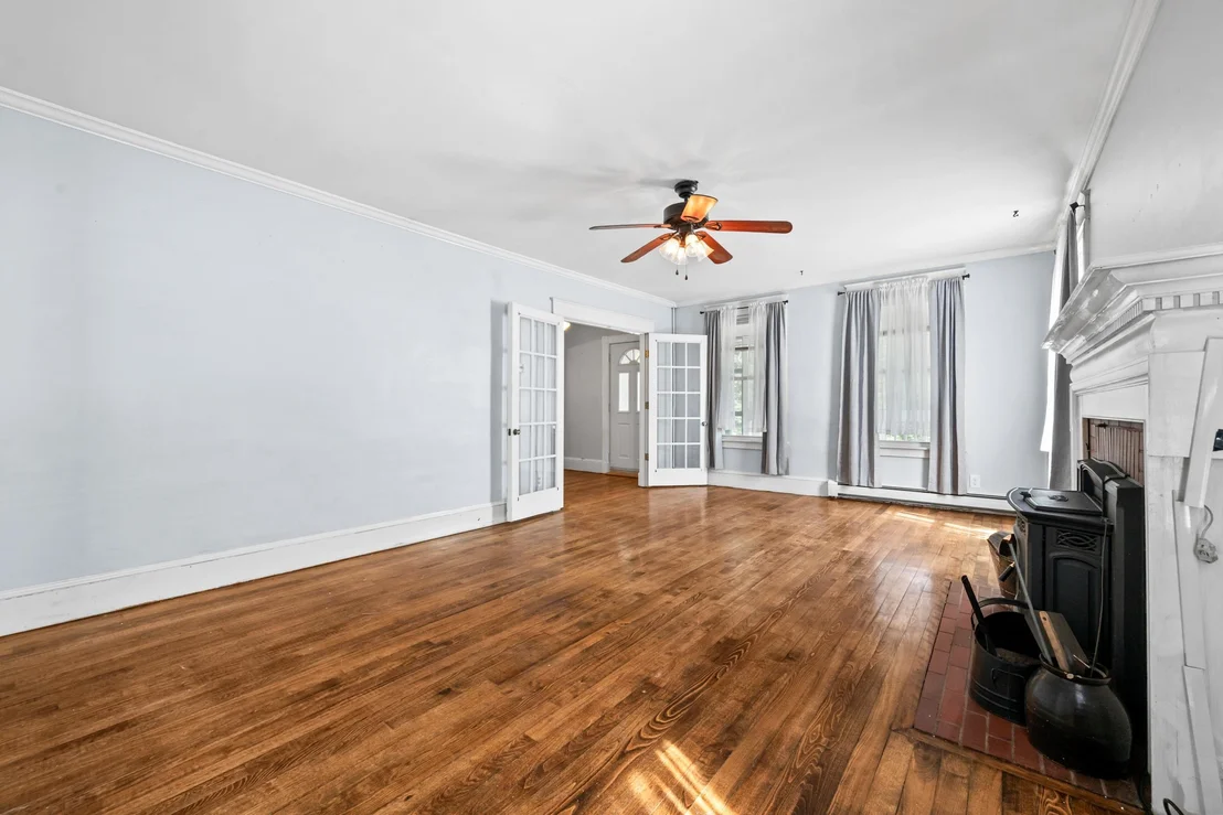 Photo of 2069 Riverside