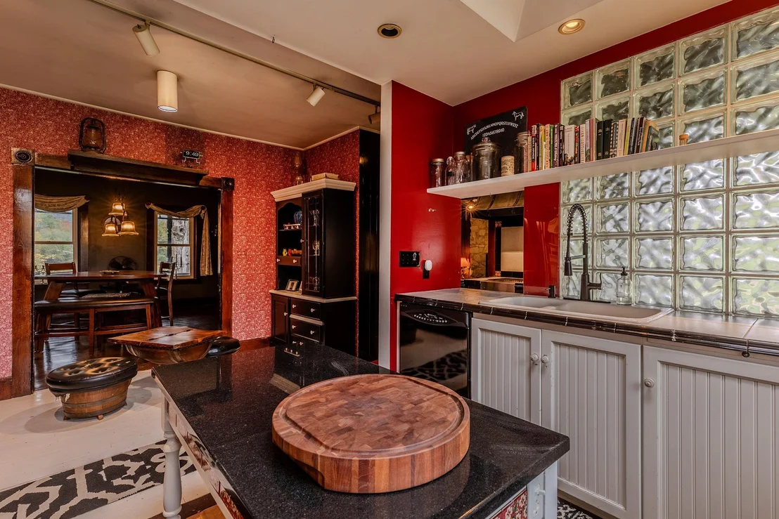 Photo of 818 Danby Hill