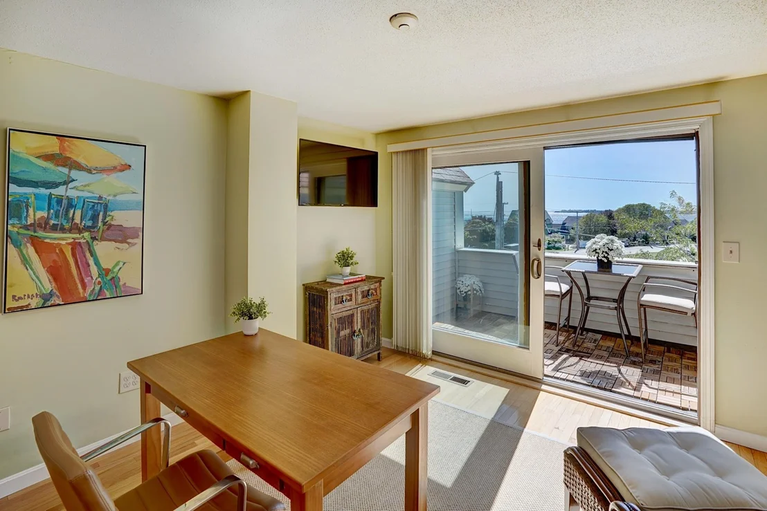 Photo of Unit 27 at 989 Ocean
