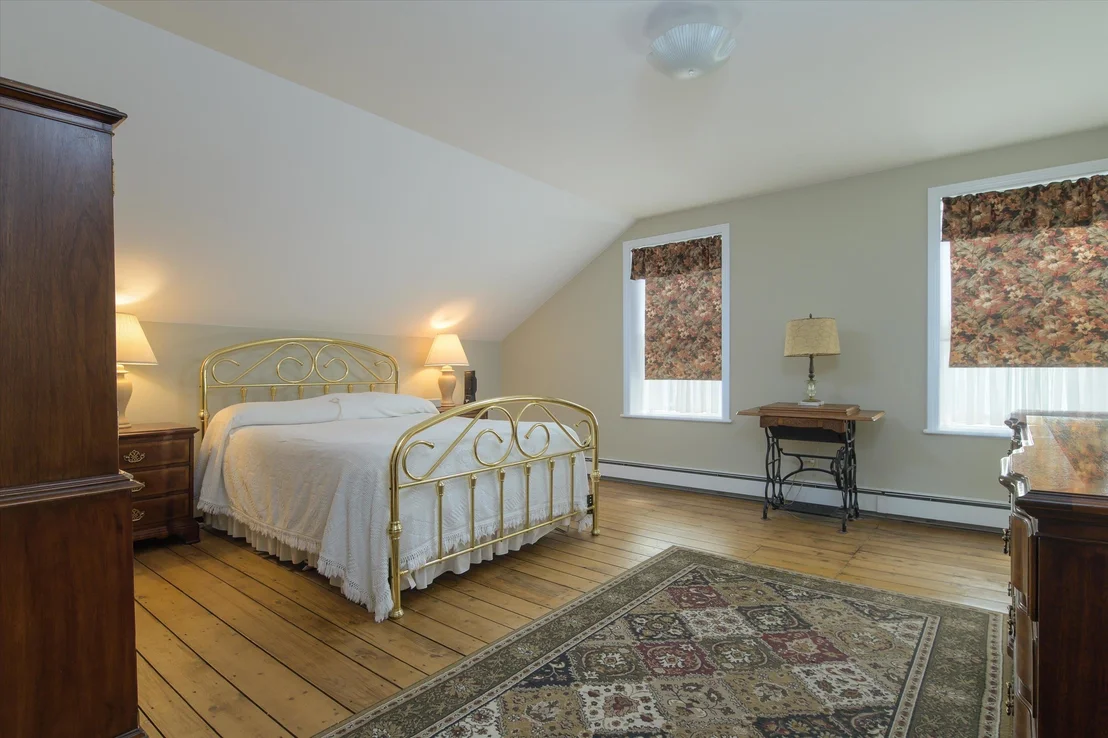 Photo of 2291 Bronson