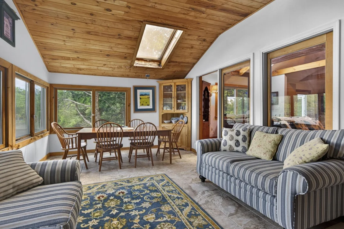 Photo of 2221 Valley