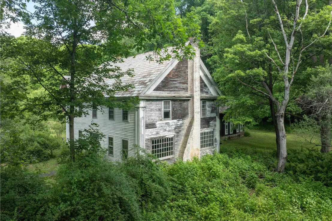 Photo of 225 River Road South