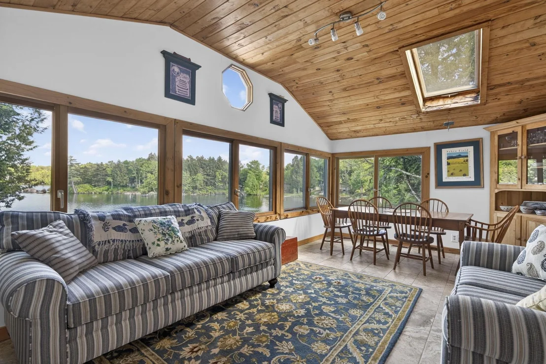 Photo of 2221 Valley