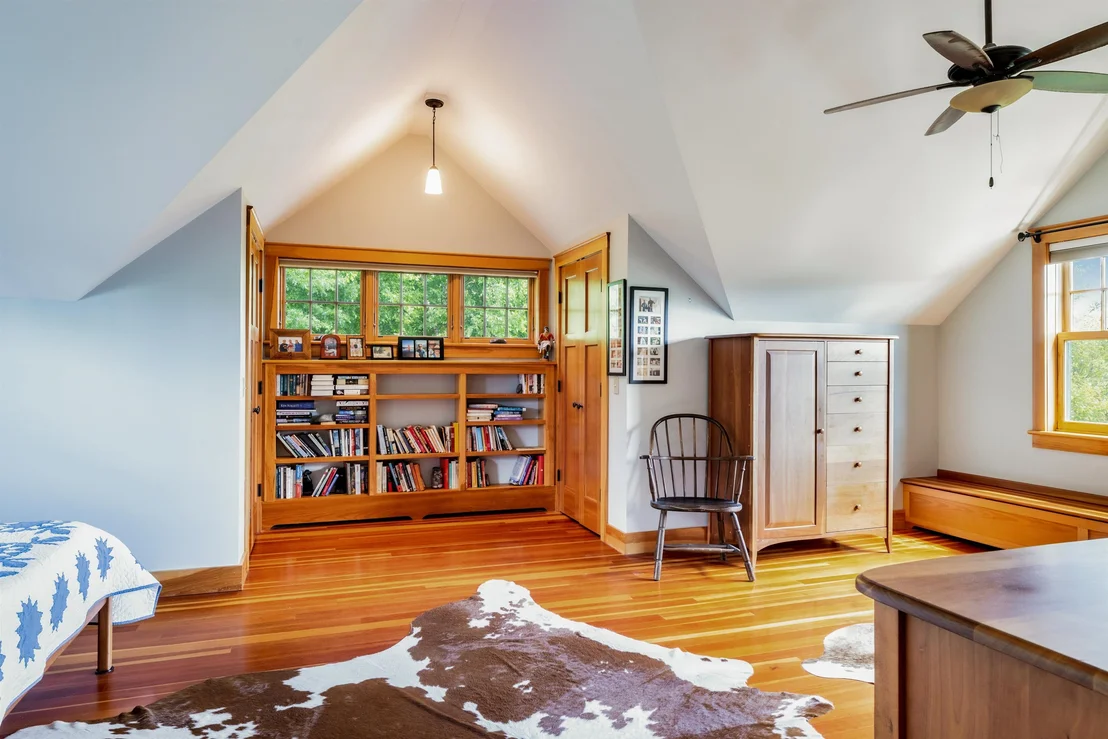 Photo of 947 Oak Hill
