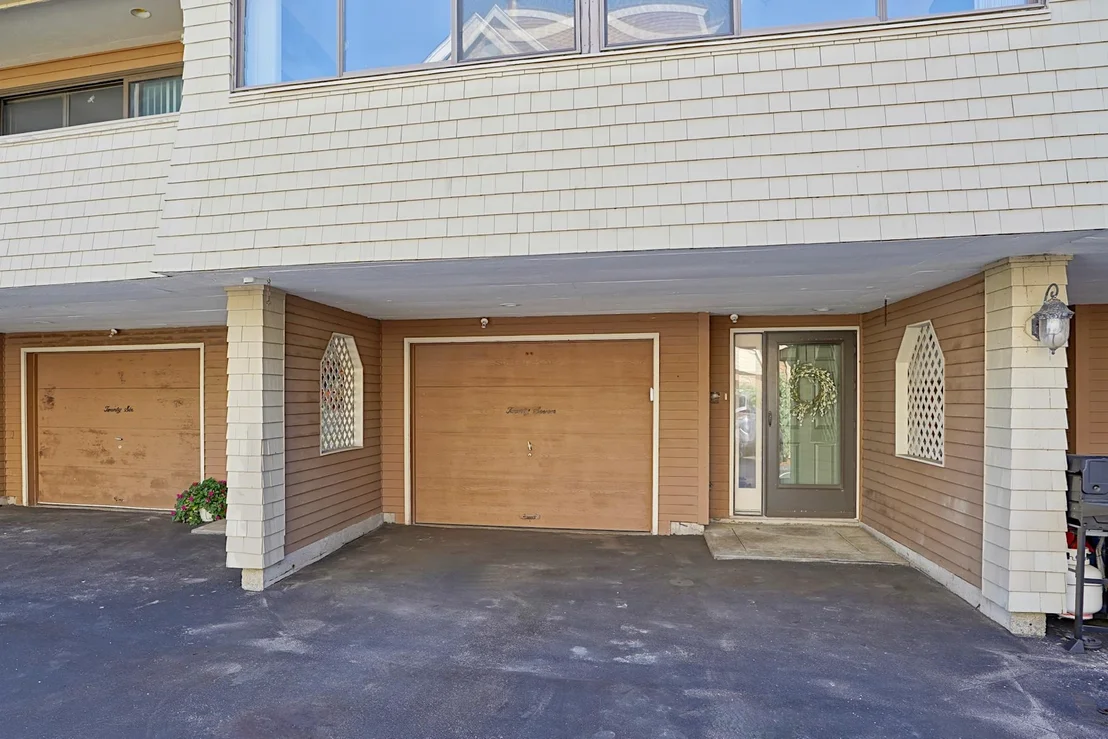 Photo of Unit 27 at 989 Ocean