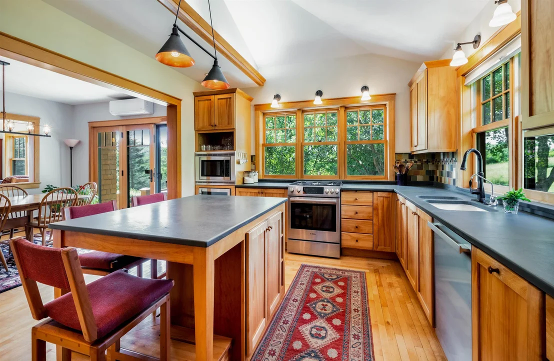 Photo of 947 Oak Hill