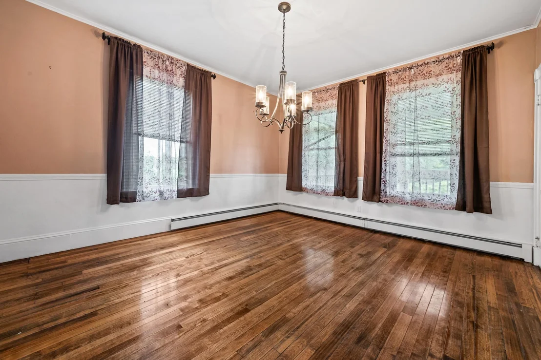 Photo of 2069 Riverside