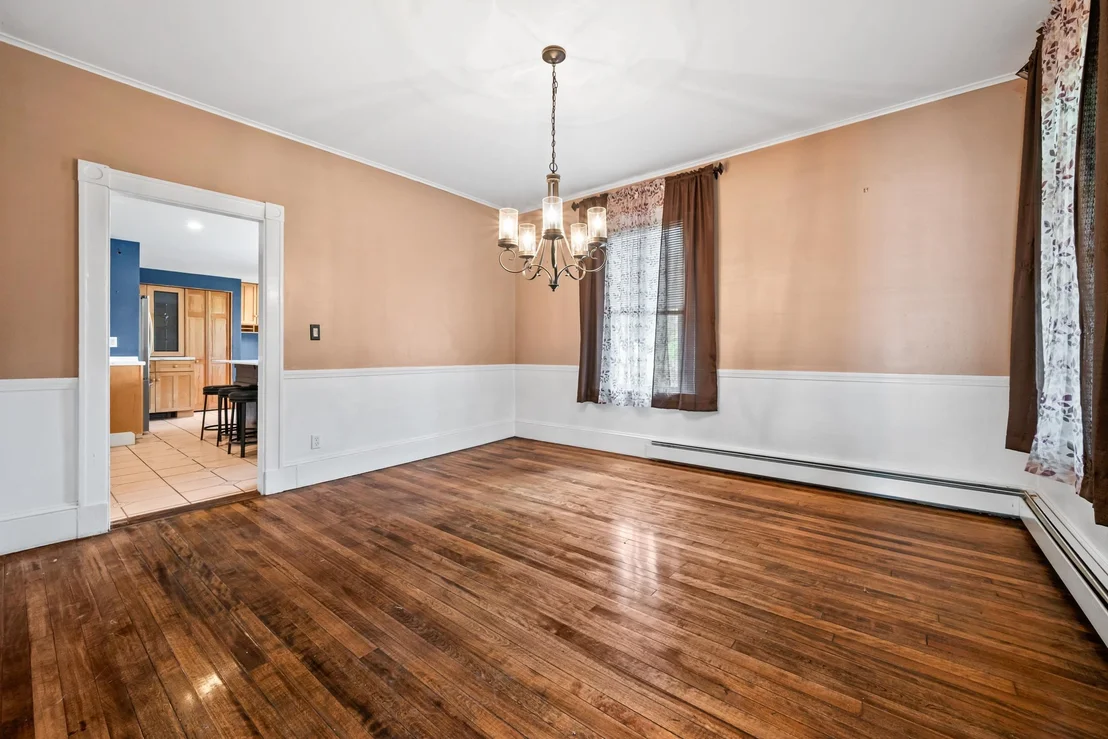 Photo of 2069 Riverside