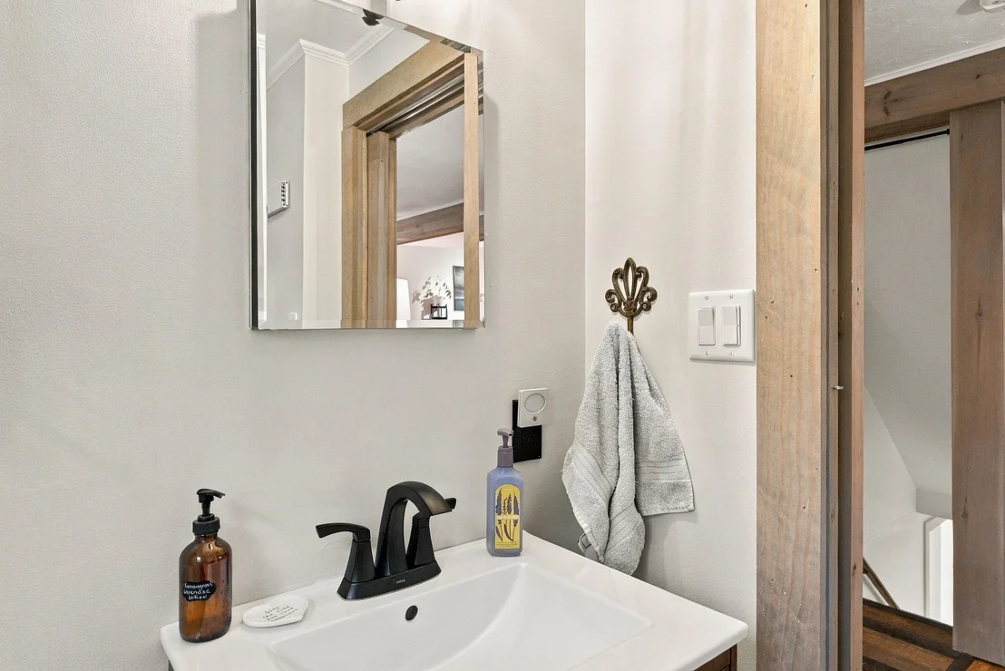 Photo of 9 Holt