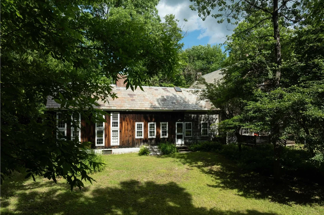 Photo of 225 River Road South