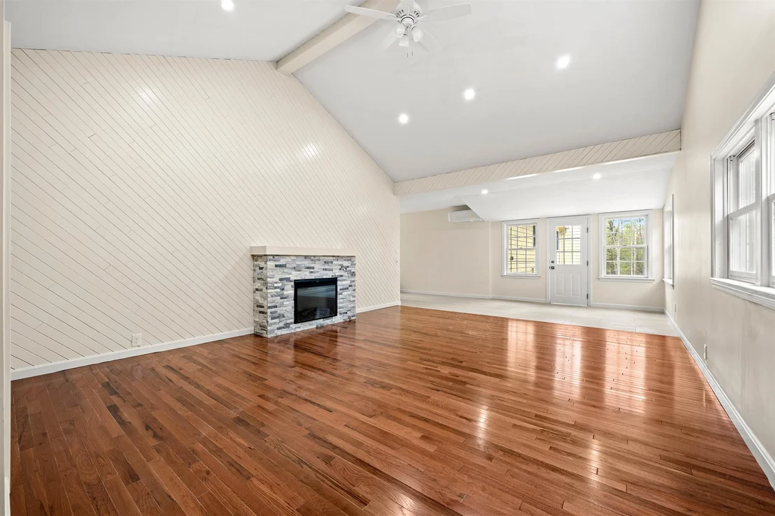 Photo of 6 Colonial