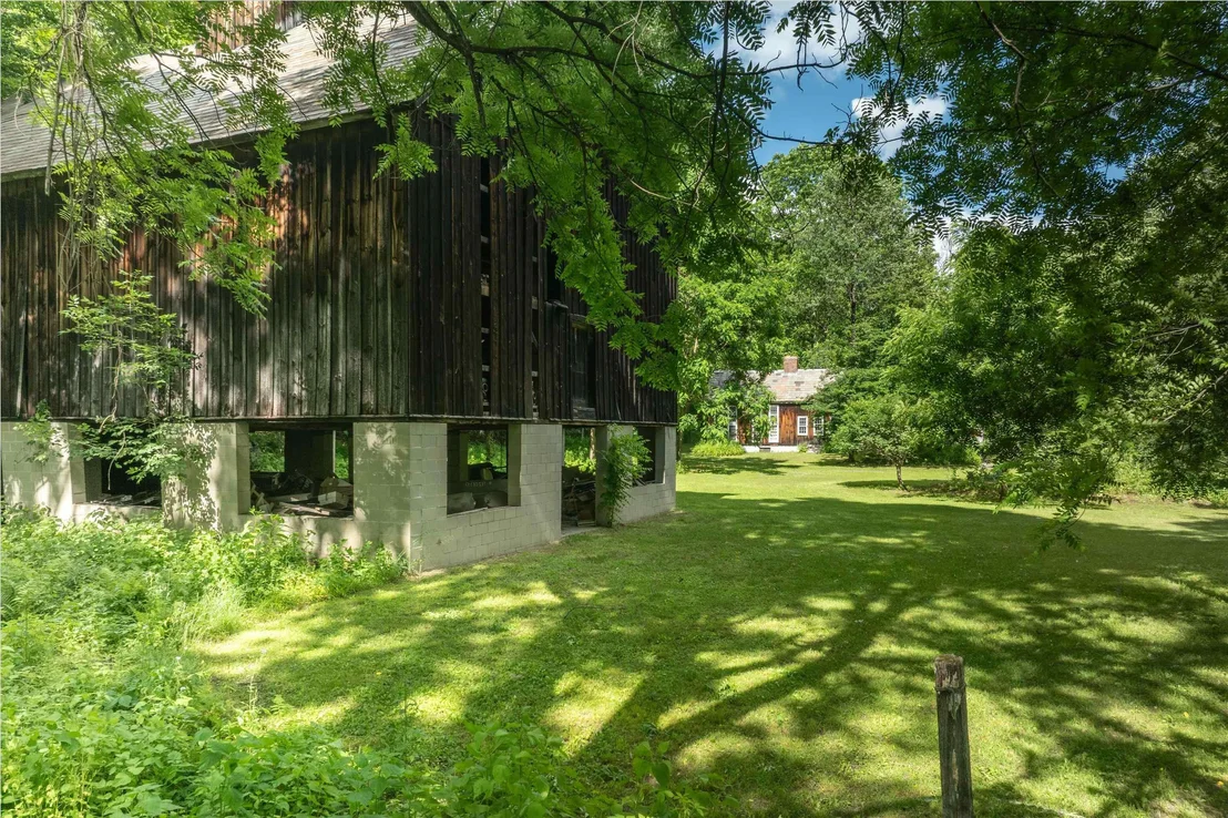 Photo of 225 River Road South