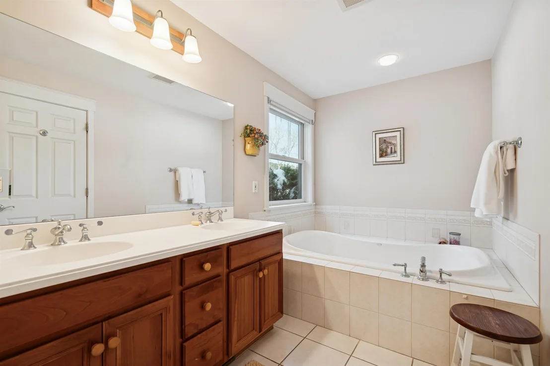 Photo of Unit 3B at 580 Murphys