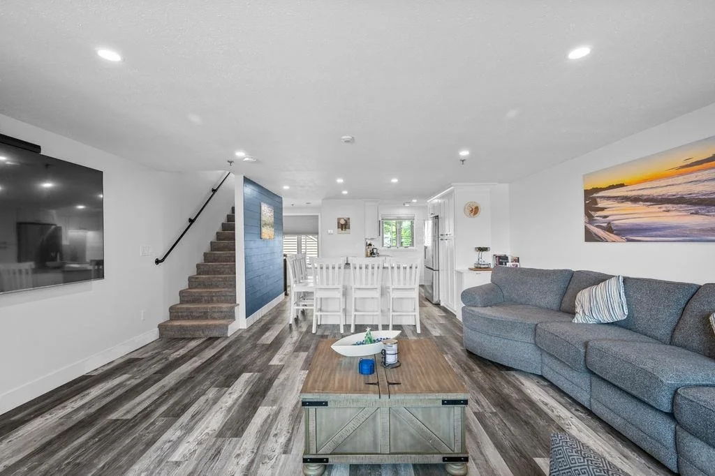 Photo of Unit 5 at 989 Ocean