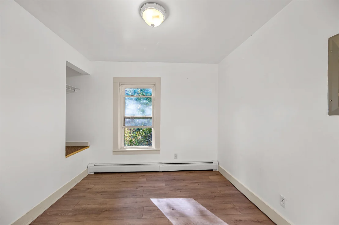 Photo of 21 River Road W
