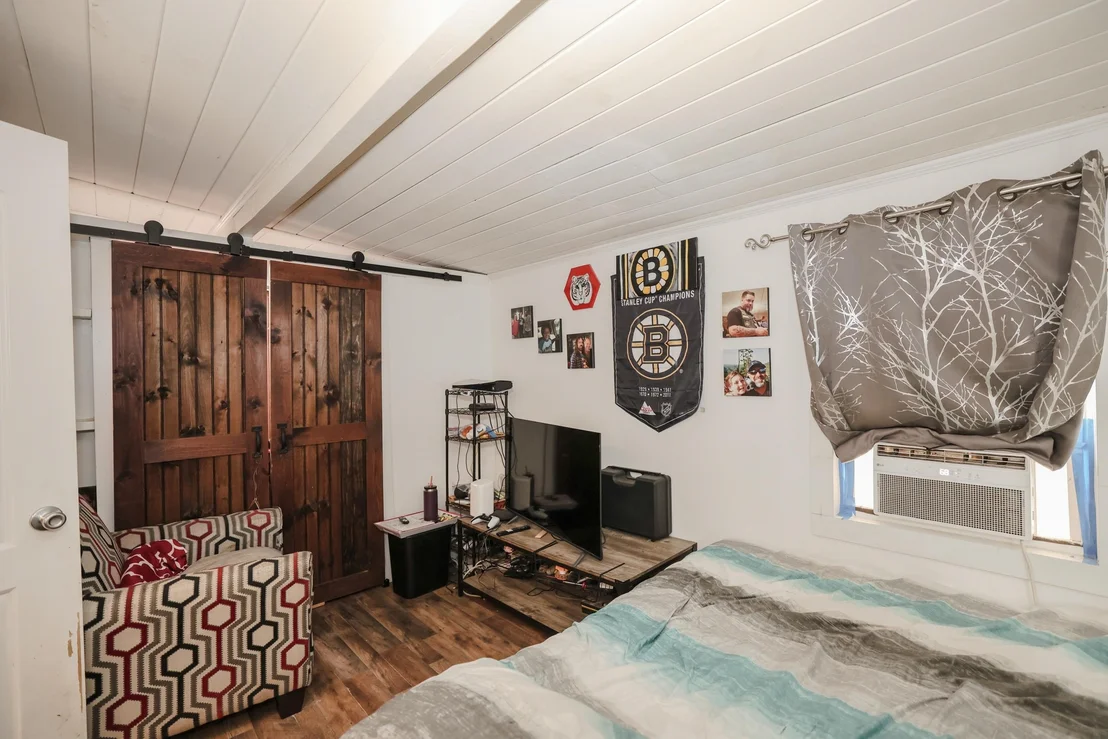 Photo of 42 Sarette