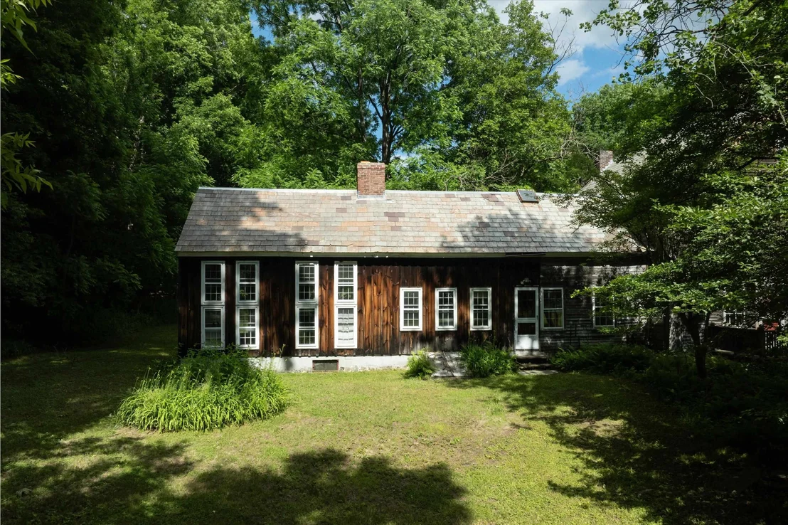 Photo of 225 River Road South