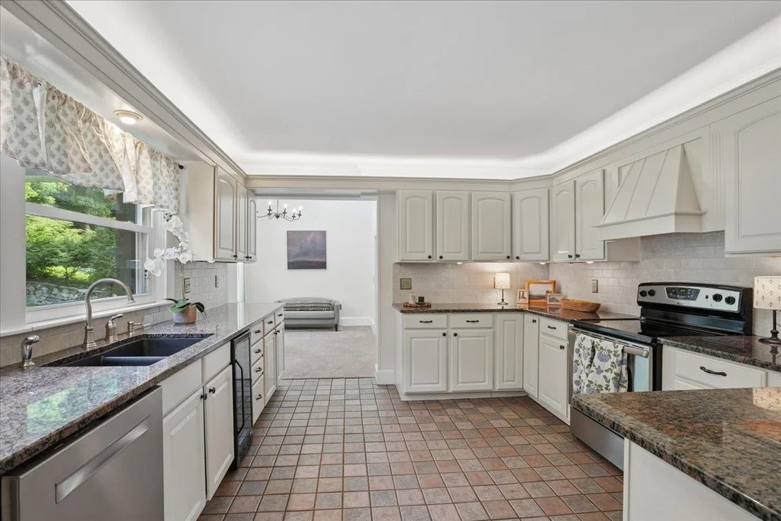 Photo of 102 East Broadway
